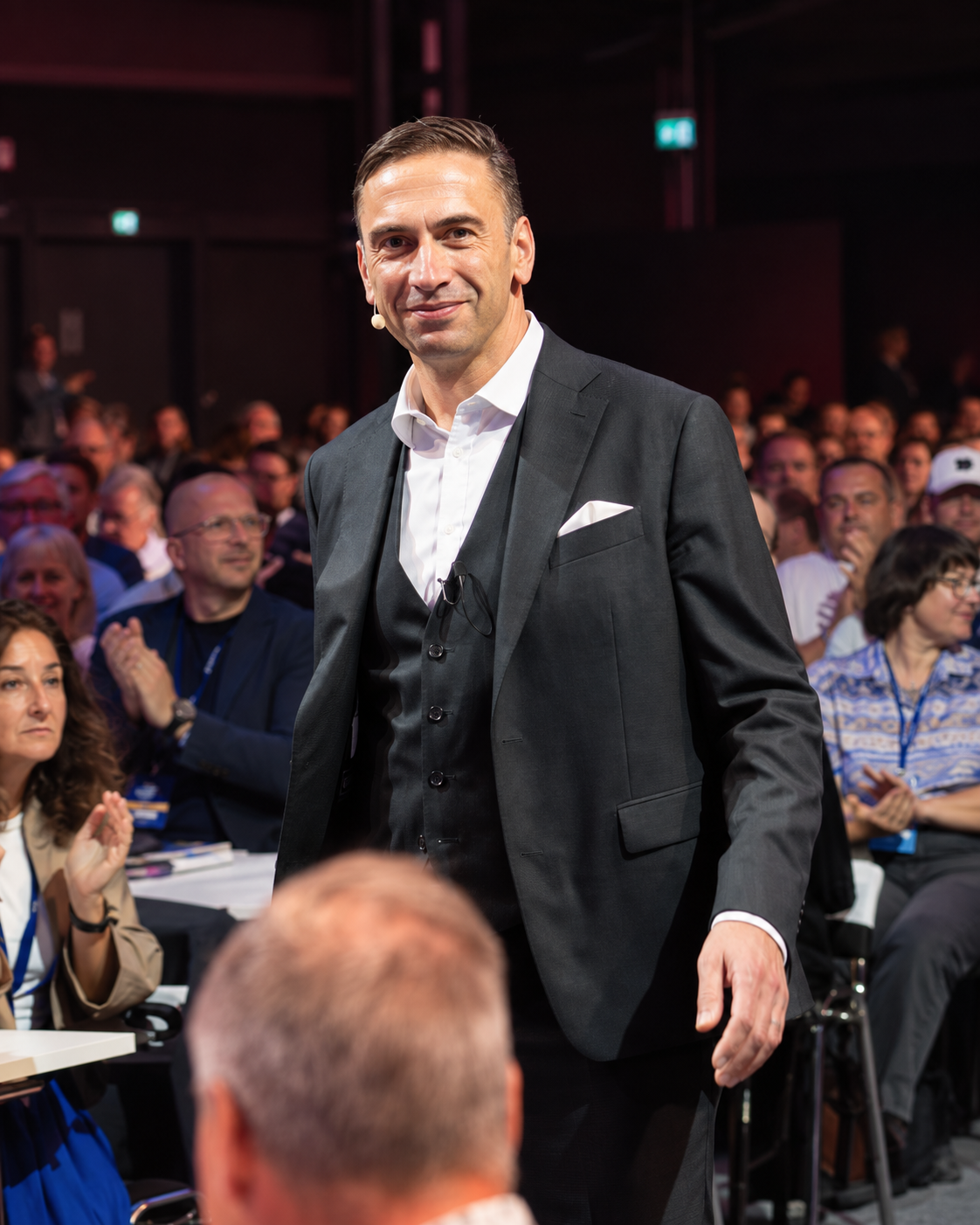 Sven Gábor Jánszky im Publikum beim Zukunftskongress 2026; Bild mit KI bearbeitet